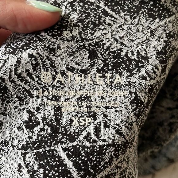 Athleta Elation Graffiti Fleur 7/8 Tights Leggings size XSP White Black Floral - Picture 6 of 6